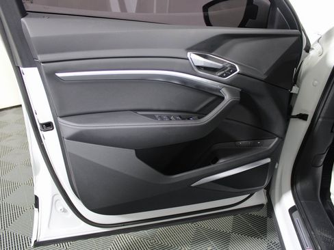 Used 2021 Audi e-tron Premium Plus w/ Premium Plus Package image 20
