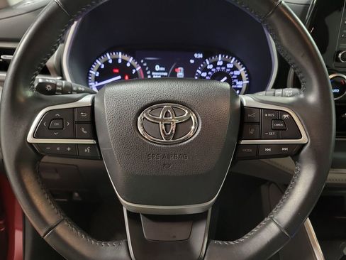 Used 2022 Toyota Highlander XLE AWD/4WD image 18