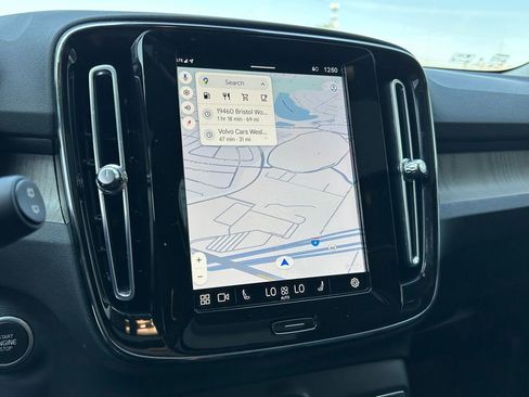 Used 2023 Volvo XC40 B5 Plus image 27