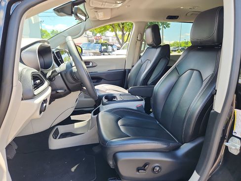 Used 2024 Chrysler Pacifica Limited FWD image 14