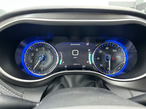 Used 2023 Chrysler Pacifica Touring-L image 19