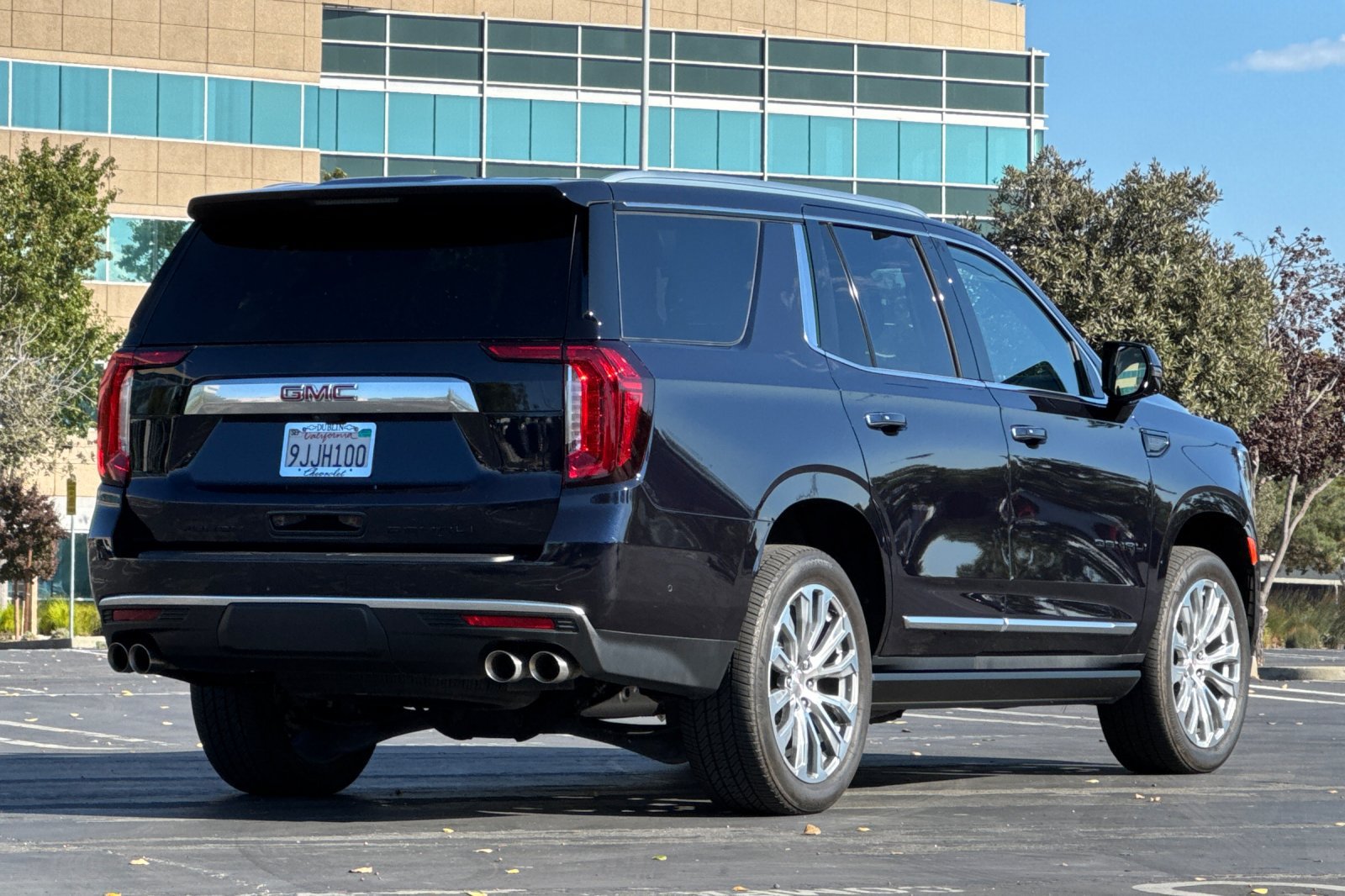 Used 2023 GMC Yukon Denali w/ Denali Reserve Package AWD/4WD image 4