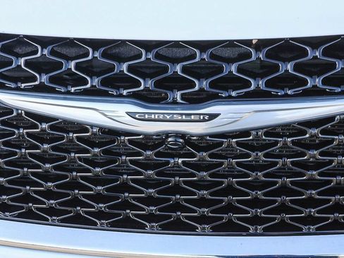 Used 2024 Chrysler Pacifica Limited FWD image 6