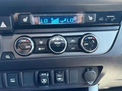 Used 2018 Toyota Tacoma TRD Sport AWD/4WD image 27