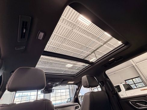 Used 2023 GMC Yukon XL SLT w/ SLT Premium Package image 23