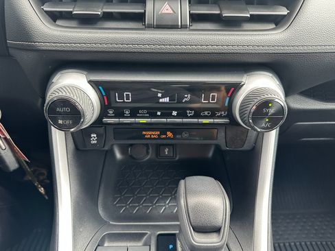 Used 2020 Toyota RAV4 LE w/ All Weather Liner Package AWD/4WD image 17