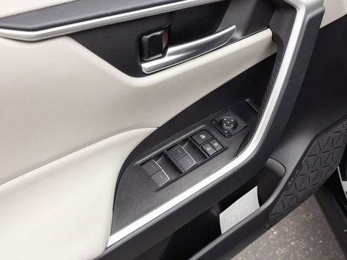 Certified 2025 Toyota RAV4 XLE FWD image 9