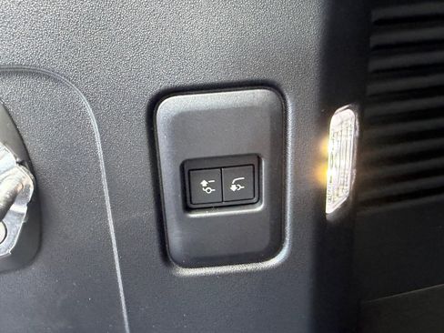 New 2026 Land Rover Defender 130 X-Dynamic SE image 34