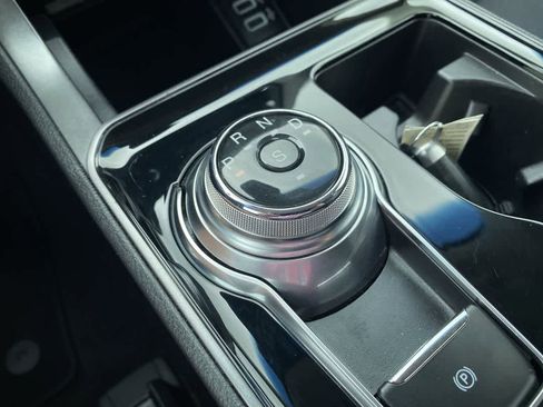 Used 2020 Ford Edge SE image 19