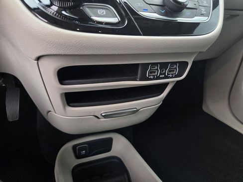 Used 2024 Chrysler Pacifica Touring-L FWD image 23