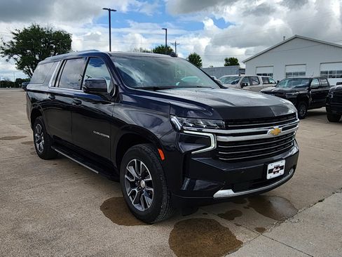 Used 2024 Chevrolet Suburban LT w/ Luxury Package AWD/4WD image 3
