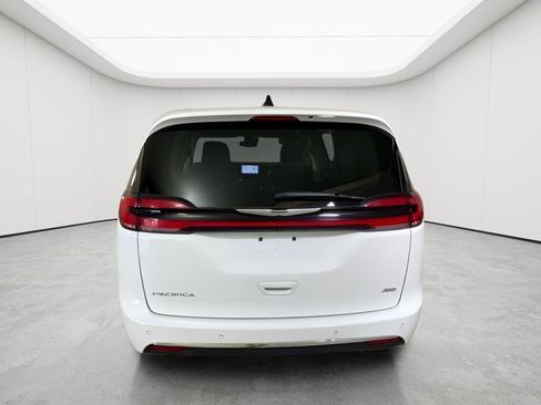 Used 2023 Chrysler Pacifica Touring-L AWD/4WD image 21