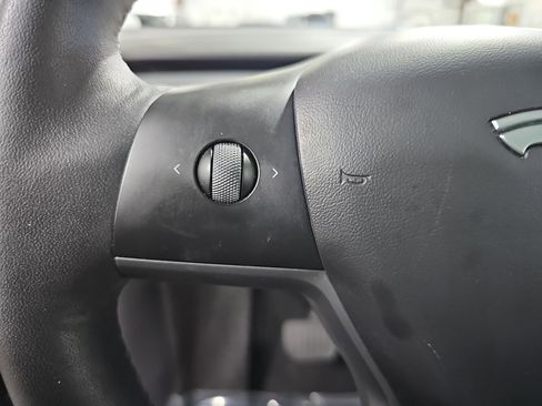 Used 2022 Tesla Model Y Long Range AWD/4WD image 18