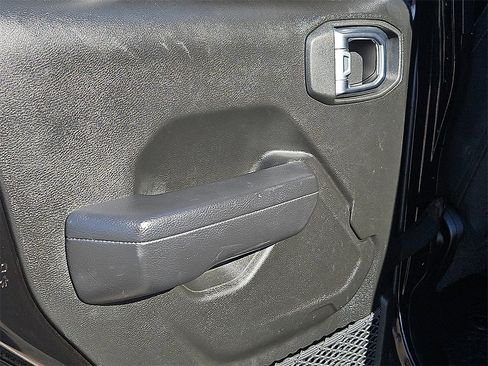 Used 2023 Jeep Gladiator Willys image 15