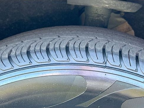 Used 2024 Chrysler Pacifica Touring-L image 32