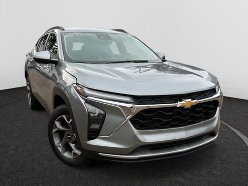 Used 2025 Chevrolet Trax LT image 1