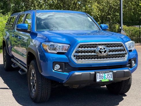 Used 2017 Toyota Tacoma TRD Off-Road AWD/4WD image 7
