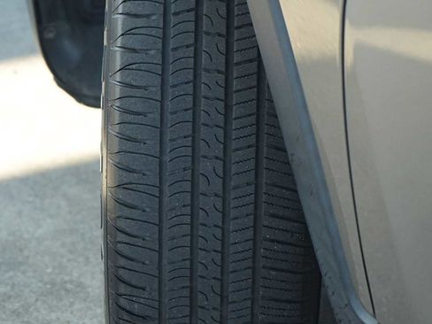 Used 2017 Jeep Cherokee Latitude w/ Comfort & Sound Group image 29