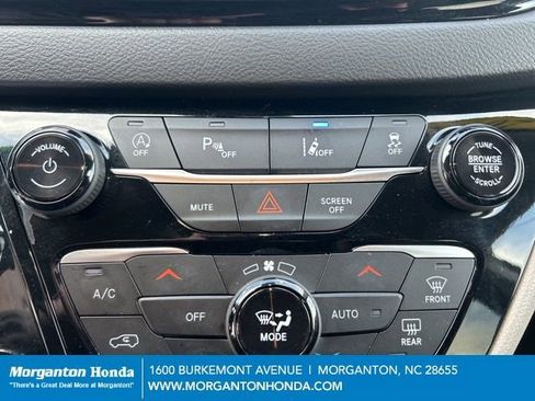 Used 2024 Chrysler Pacifica Touring-L FWD image 23