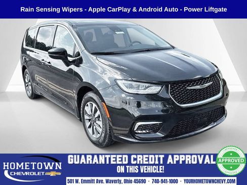 Used 2023 Chrysler Pacifica Touring-L FWD image 1