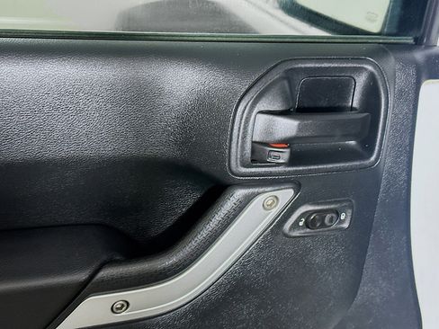 Used 2016 Jeep Wrangler Rubicon w/ Power Convenience Group image 15