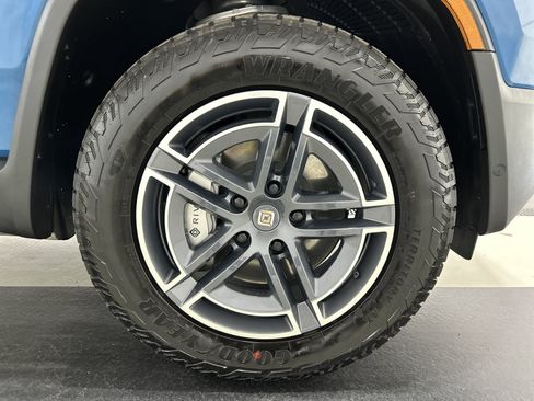 Used 2025 Rivian R1S Adventure Dual AWD/4WD image 11