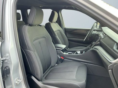 Used 2025 Jeep Grand Cherokee Laredo X w/ Luxury Tech Group I image 16