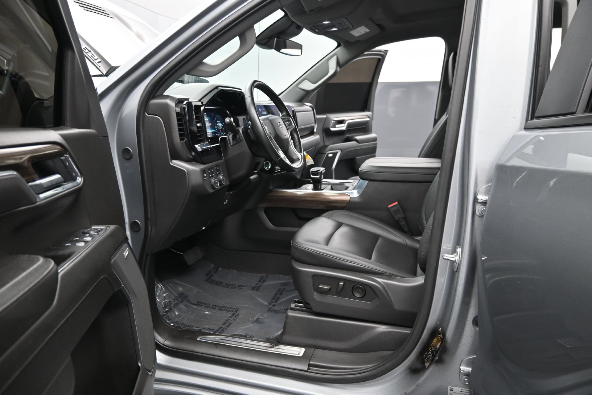 Used 2025 Chevrolet Silverado 1500 LT Trail Boss w/ Convenience Package II AWD/4WD image 15