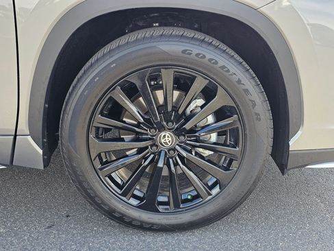Used 2026 Toyota Highlander XSE AWD/4WD image 9
