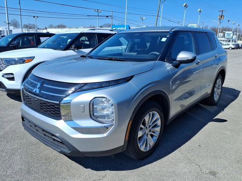 Used 2025 Mitsubishi Outlander ES image 2