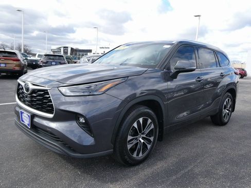 Used 2021 Toyota Highlander XLE AWD/4WD image 37