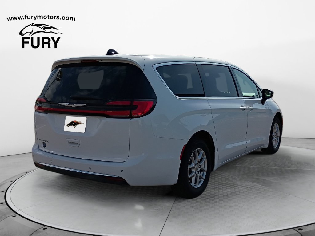 Used 2024 Chrysler Pacifica Touring-L FWD image 4