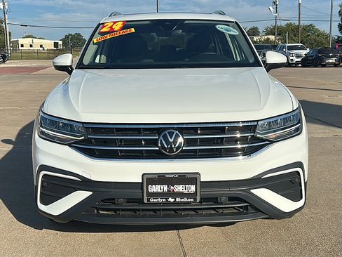 Used 2024 Volkswagen Tiguan SE w/ Panoramic Sunroof Package image 11