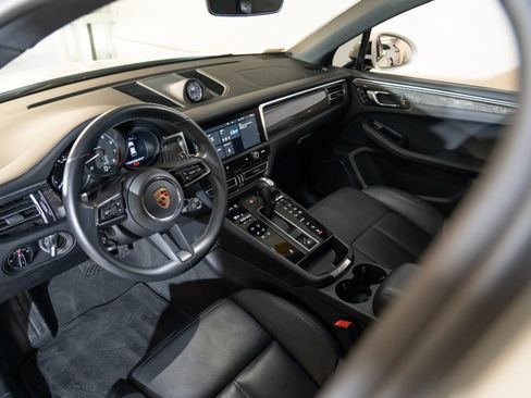Certified 2024 Porsche Macan AWD/4WD image 4