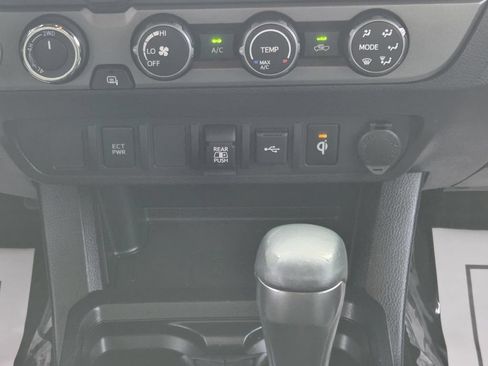 Used 2020 Toyota Tacoma TRD Off-Road AWD/4WD image 13