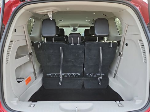 Used 2024 Chrysler Pacifica Touring-L image 19