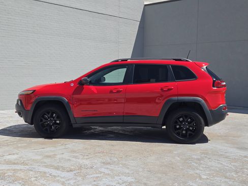Used 2017 Jeep Cherokee Trailhawk image 4