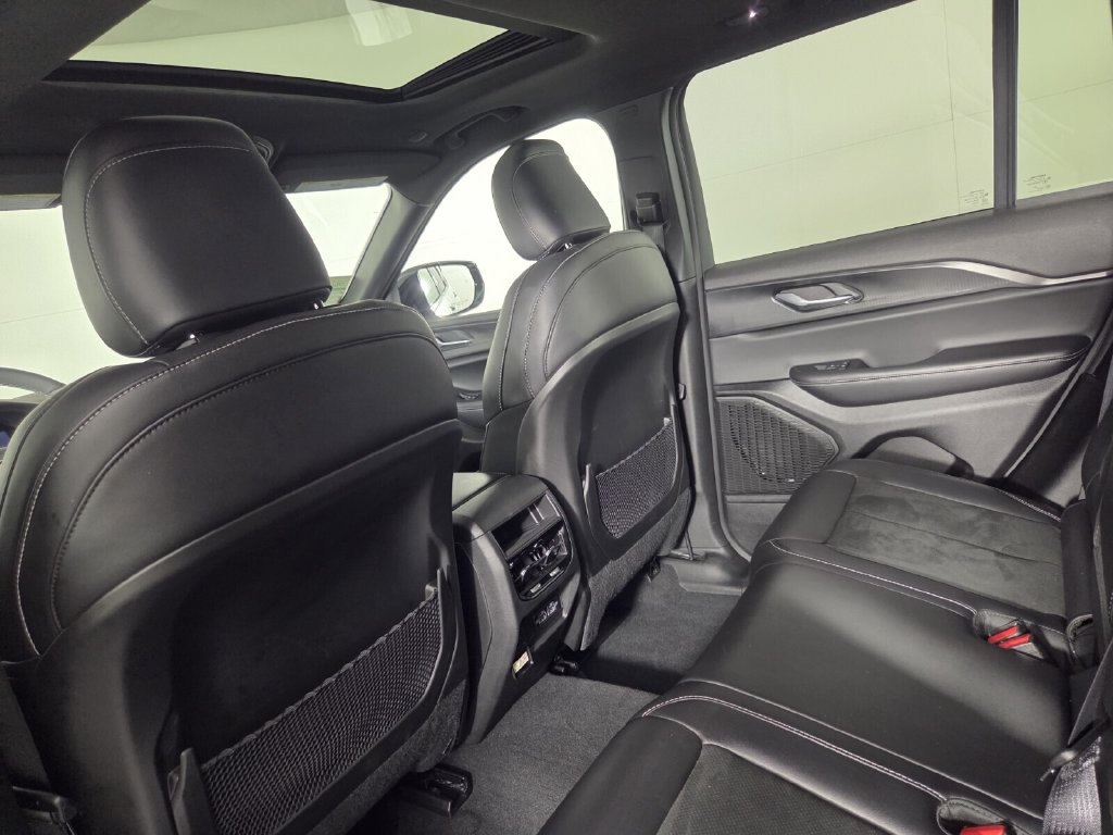 Used 2025 Jeep Grand Cherokee Altitude AWD/4WD image 24