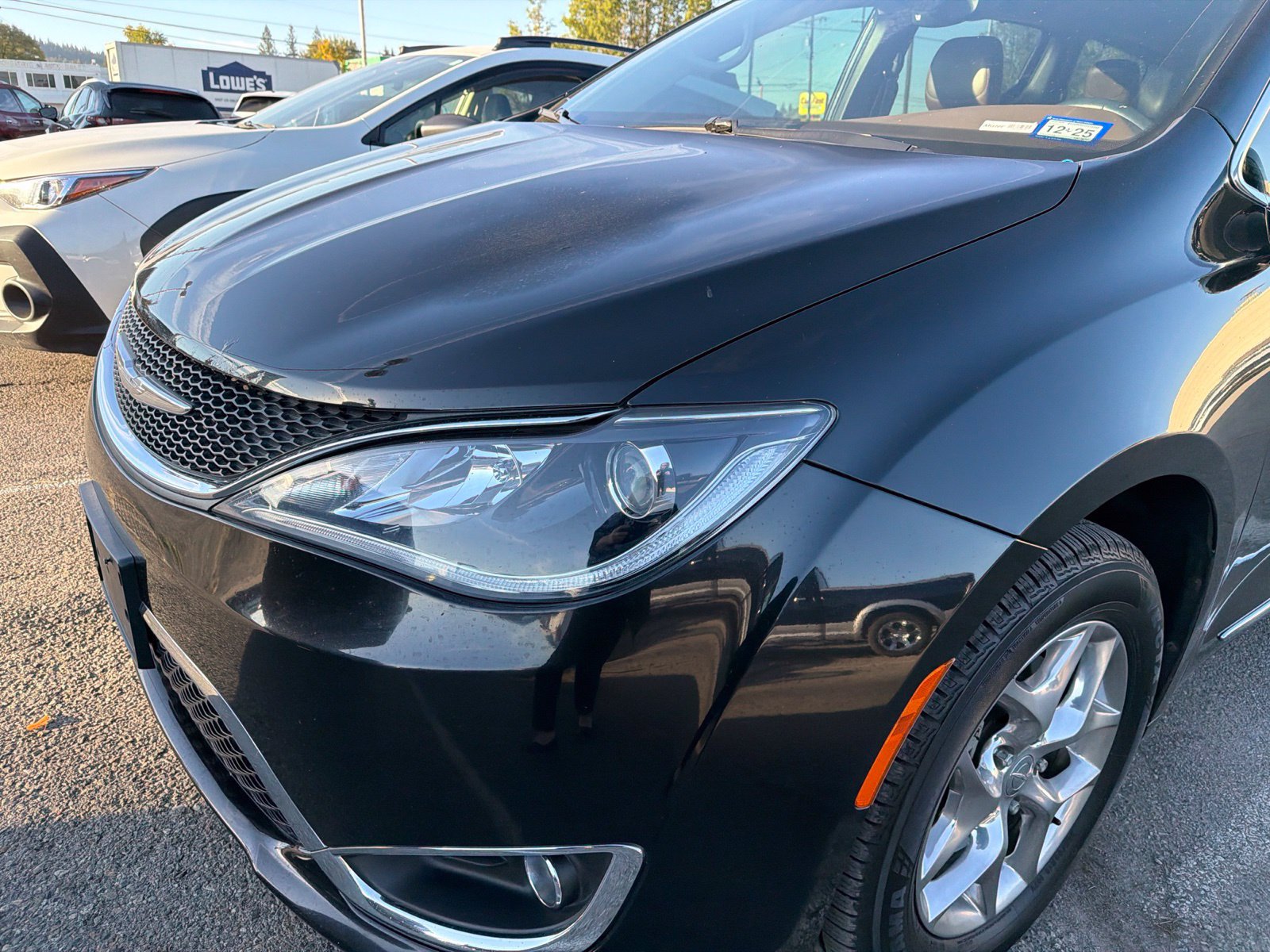 Used 2017 Chrysler Pacifica Limited w/ UConnect Theater Package FWD image 2