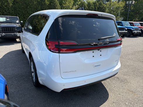 New 2027 Chrysler Pacifica Select w/ Family Tech Group AWD/4WD image 5