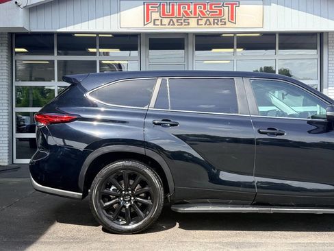 Used 2023 Toyota Highlander L FWD image 11