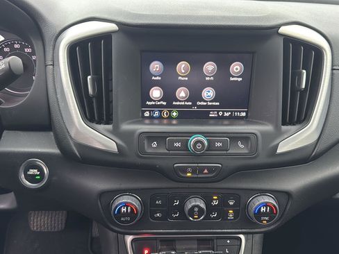 Used 2024 GMC Terrain SLE w/ Driver Convenience Package image 16