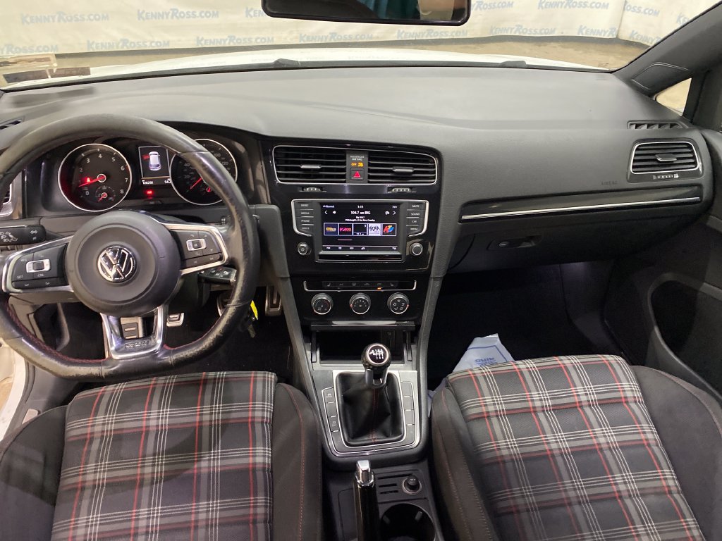 Used 2016 Volkswagen Golf 2-Door FWD image 11