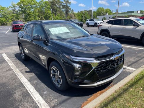 New 2026 Chevrolet Trax LT w/ Driver Confidence Package FWD image 3
