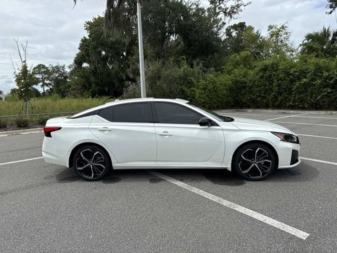 Used 2024 Nissan Altima 2.5 SR w/ SR Premium Package FWD image 2