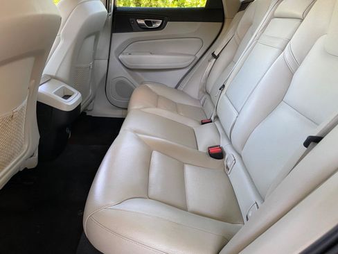 Used 2021 Volvo XC60 T5 Momentum AWD/4WD image 34