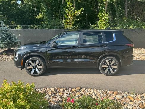 New 2025 Mitsubishi Outlander SE image 2