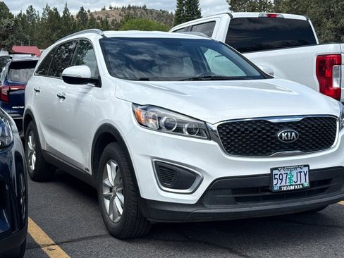 Used 2016 Kia Sorento AWD w/ LX Convenience Package image 2