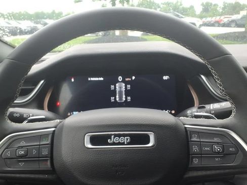 Used 2024 Jeep Grand Cherokee Laredo w/ Luxury Tech Group I AWD/4WD image 19