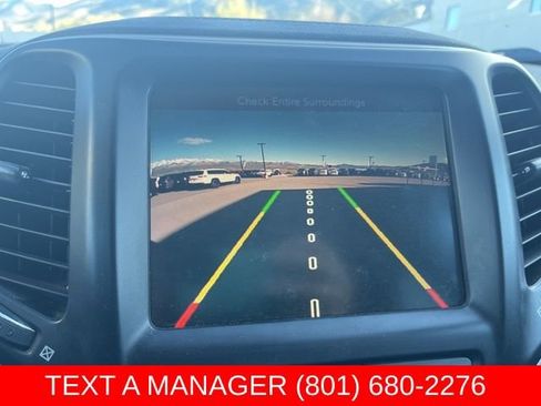 Used 2017 Jeep Cherokee Latitude w/ Cold Weather Group AWD/4WD image 19